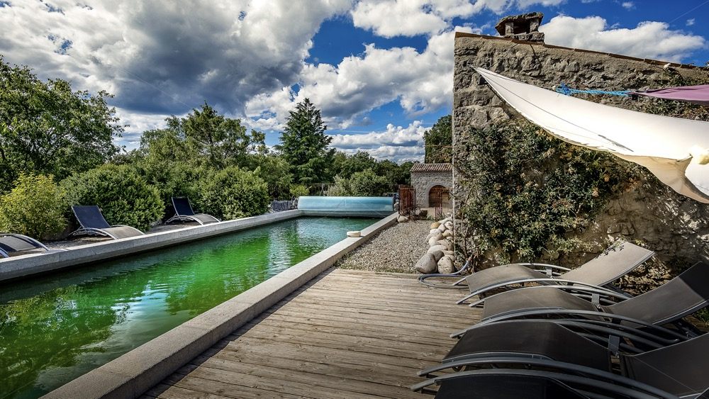 piscine d'un gîte en Ardèche