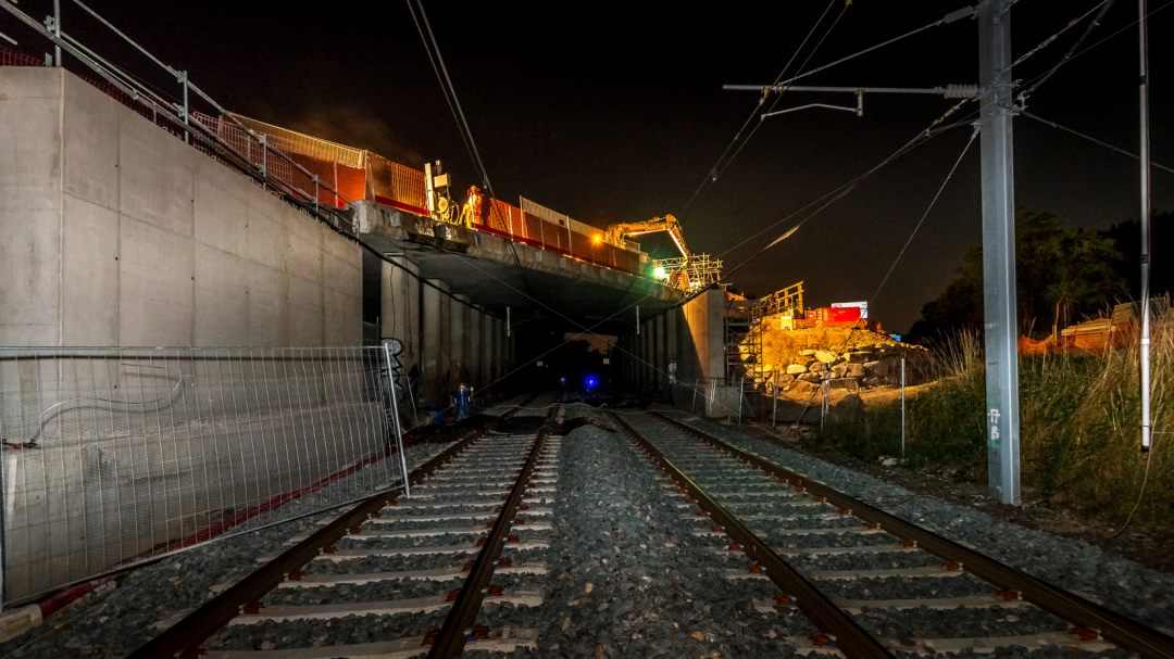 shooting d'un chantier sur la voie ferrée, et passage d'un train de nuit sur Chambéry