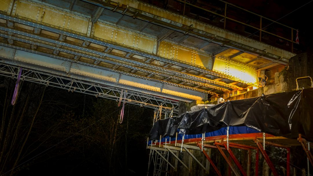 photo style reportage de nuit sur le pont du chemin de fer sur la commune de vimines
